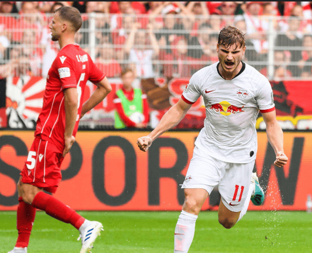 开云下载-莱比锡红牛横扫瑞典,莱万关键制胜的简单介绍