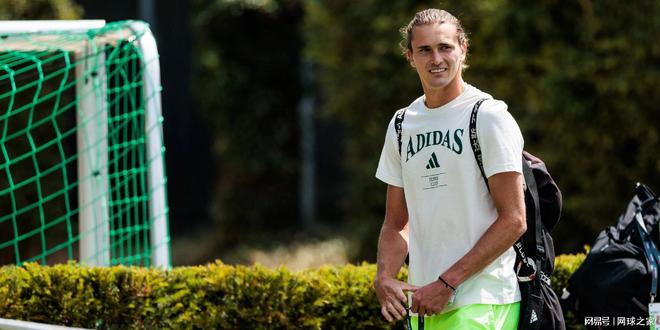 关于意大利网球队轻取西班牙网球队，兹维列夫送出助攻的信息