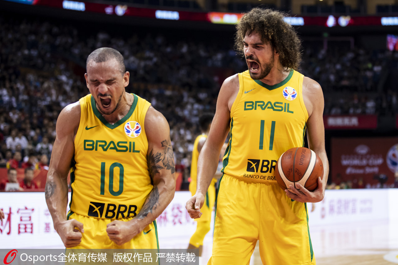 巴西男篮碾压希腊男篮，贝弗利惊艳世界