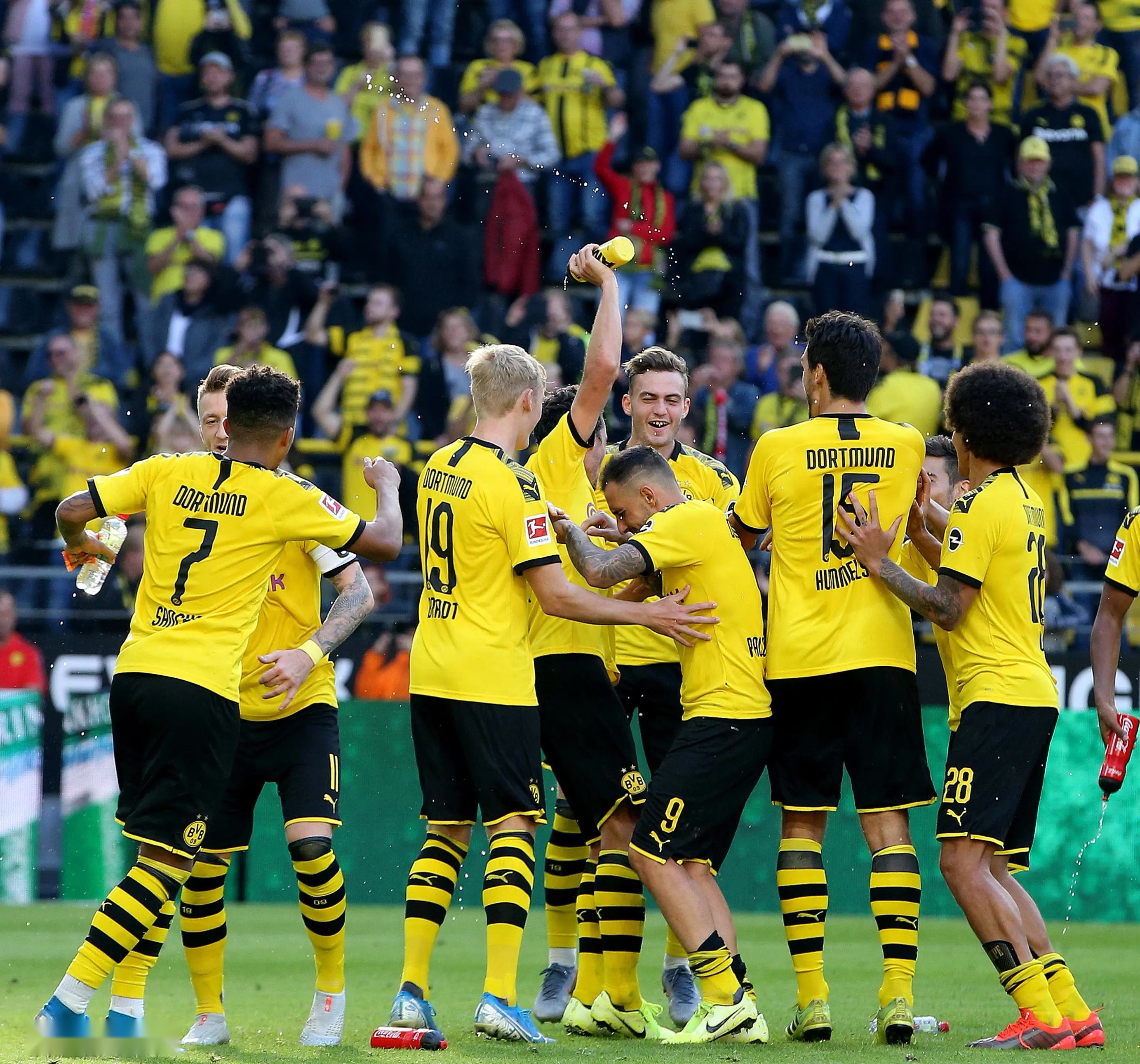 足球盛宴热闹上演，球员挥汗奋战追逐胜利