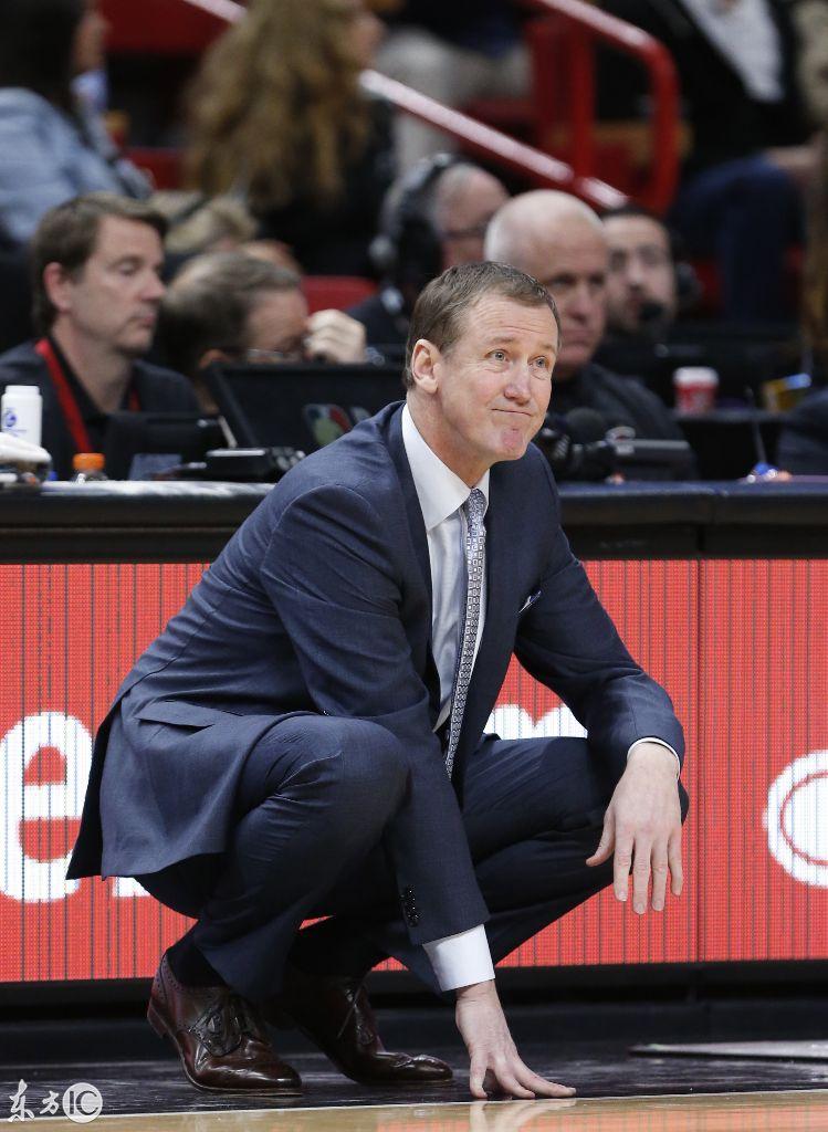 球队协作默契，主控球员称雄场上节拍