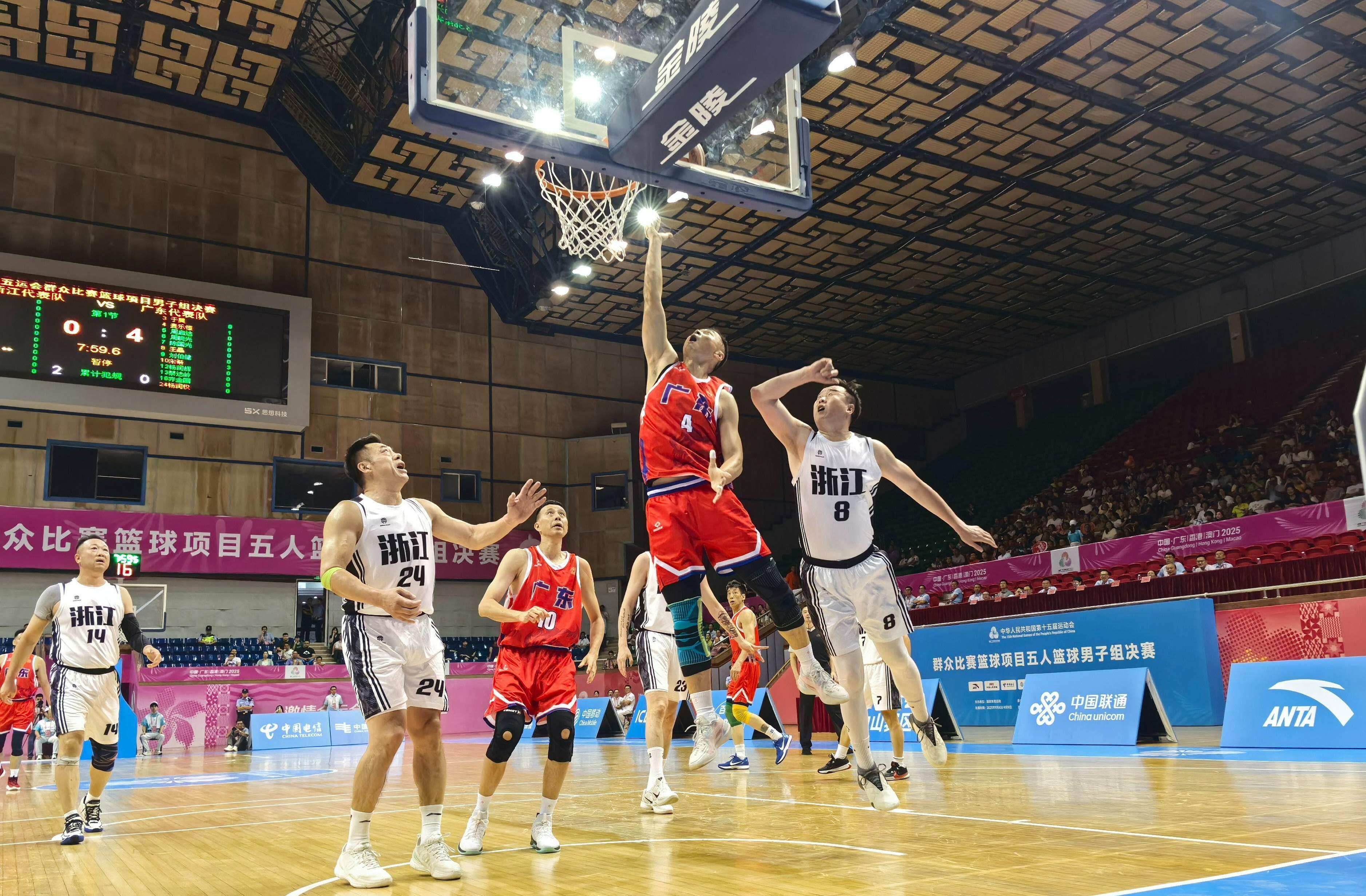 包含一场激烈的锦标赛正在进行,多支顶尖队伍角逐最高荣誉的词条 包含一场激烈的锦标赛正在进行,多支顶尖队伍角逐最高荣誉的词条